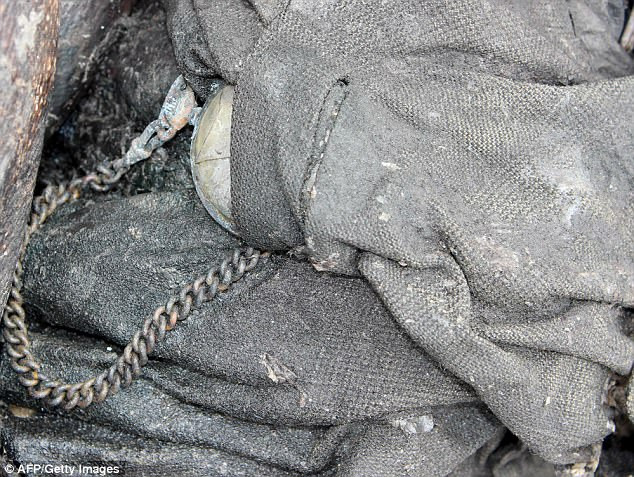 Vụ mất tích bí ẩn này được giải mã sau khi một công nhân phát hiện thi hài nguyên vẹn của vợ chồng Dumoulin dưới lớp băng tuyết ở sông băng Tsanfleuron, bang Valais, Thụy Sĩ.