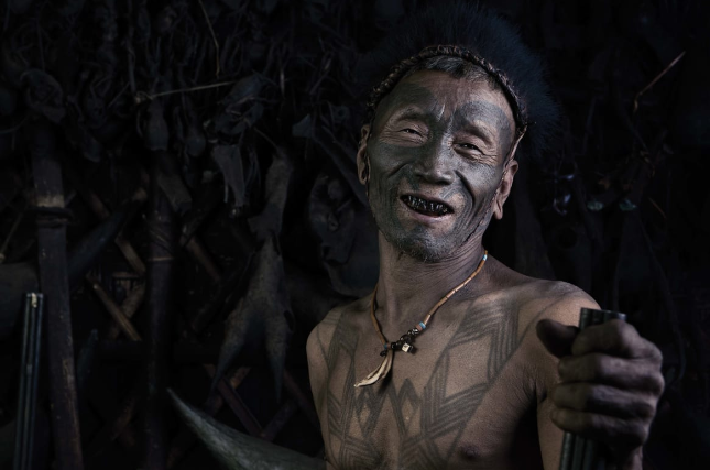 Mỗi lần chiến đấu với kẻ thù và mang đầu của đối phương về nhà thì các chiến binh sẽ được thưởng bằng một hình xăm trên mặt hoặc ngực.