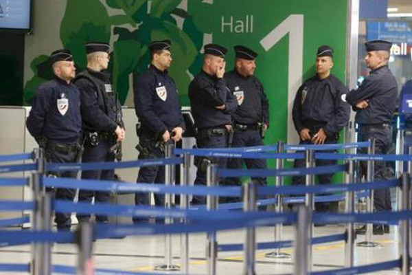 Cảnh sát biên giới Pháp bắt giữ một công dân Việt Nam Canh sat bien gioi Phap bat giu mot cong dan Viet Nam