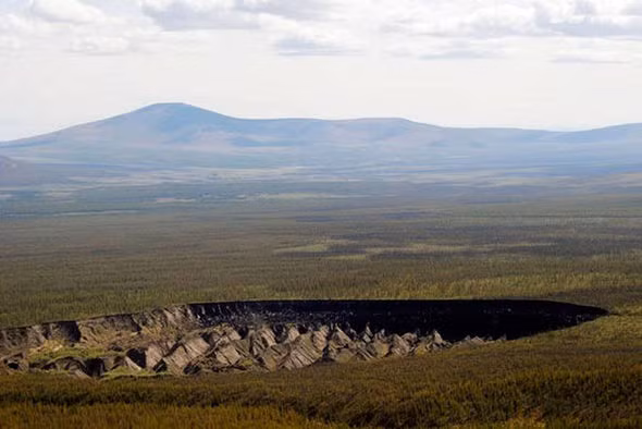 Sở dĩ người ta gọi Batagaika là "cổng địa ngục" xuất phát từ việc miệng hố liên tục mở rộng với đốc độ khoảng 18m/năm.