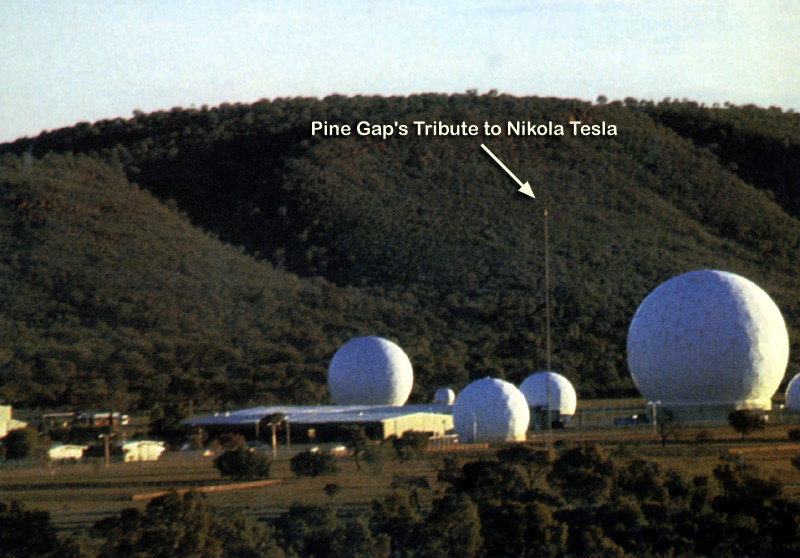 Khi nhìn từ bên ngoài của Pinegap, công chúng sẽ thấy khoảng 38 chảo radar hướng lên trời để liên lạc với các vệ tinh. Đa số radar được giấu dưới các lớp vỏ tròn trông như quả bóng golf cỡ "khủng".