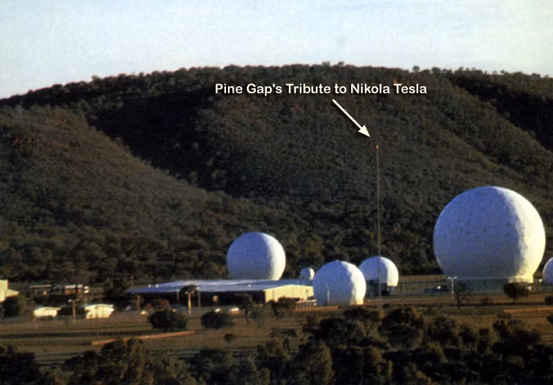 Khi nhìn từ bên ngoài của Pinegap, công chúng sẽ thấy khoảng 38 chảo radar hướng lên trời để liên lạc với các vệ tinh. Đa số radar được giấu dưới các lớp vỏ tròn trông như quả bóng golf cỡ "khủng".
