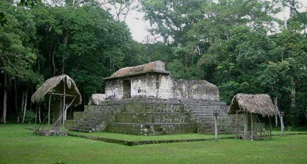 Trước khi bị đem đi tế thần, các cô gái đồng trinh được cho ăn ngon mặc đẹp và có cuộc sống an nhàn.