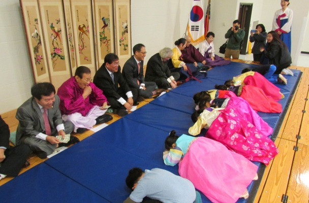 Đối với nghi lễ Sebae, con cháu sẽ bái lạy, chúc thọ ông bà và cha mẹ. Kế đến, người lớn tuổi trong nhà sẽ mừng tuổi cho con cháu với lời chúc họ sẽ gặp nhiều may mắn và thành công.