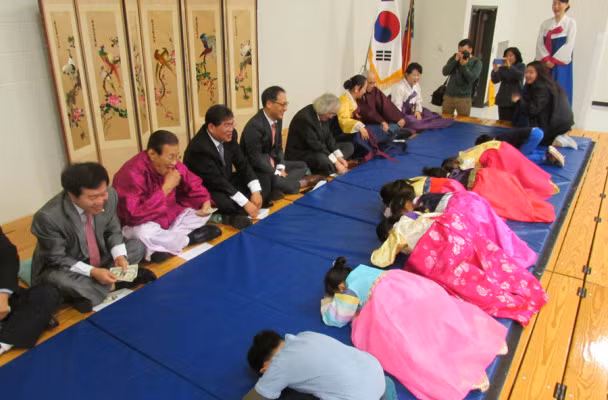 Đối với nghi lễ Sebae, con cháu sẽ bái lạy, chúc thọ ông bà và cha mẹ. Kế đến, người lớn tuổi trong nhà sẽ mừng tuổi cho con cháu với lời chúc họ sẽ gặp nhiều may mắn và thành công.