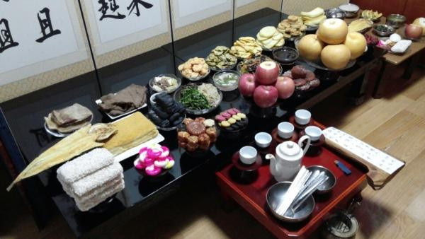 Người Hàn Quốc cũng đón Tết Âm lịch giống Việt Nam. Tết Nguyên đán còn được người dân xứ sở kim chi gọi là Seollal.