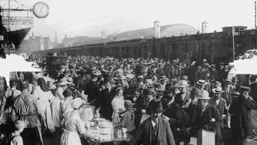 Những điều khoản của Hòa ước Versailles trên khiến nhiều người dân Đức cảm thấy bất mãn và phẫn nộ.