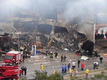 Cuối cùng, chiếc máy bay chở khách trên bốc cháy kinh hoàng trước sự hoảng loạn của mọi người ở gần đó.