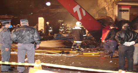 Vụ tai nạn kinh hoàng này đã khiến 187 người trên phi cơ cùng 12 người tại sân bay thiệt mạng.