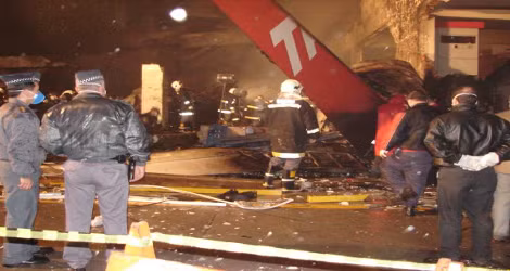 Vụ tai nạn kinh hoàng này đã khiến 187 người trên phi cơ cùng 12 người tại sân bay thiệt mạng.