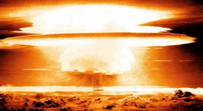 Do là nơi tiến hành nhiều vụ thử vũ khí hạt nhân nên quần đảo Novaya Zemlya bị nhiễm phóng xạ nặng. Vì vậy, nơi đây trở thành một trong những địa điểm nguy hiểm nhất thế giới.