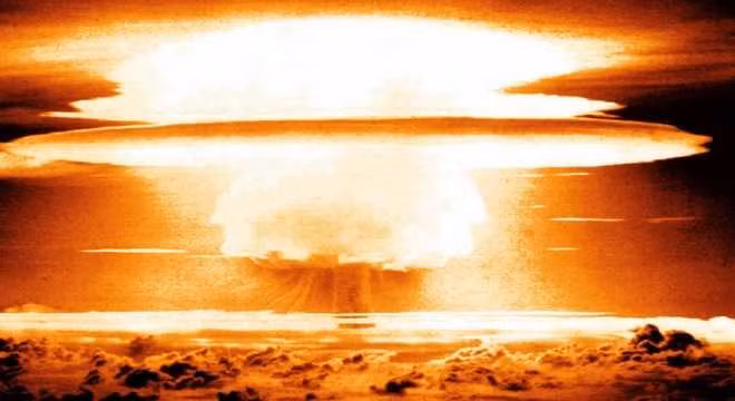 Do là nơi tiến hành nhiều vụ thử vũ khí hạt nhân nên quần đảo Novaya Zemlya bị nhiễm phóng xạ nặng. Vì vậy, nơi đây trở thành một trong những địa điểm nguy hiểm nhất thế giới.