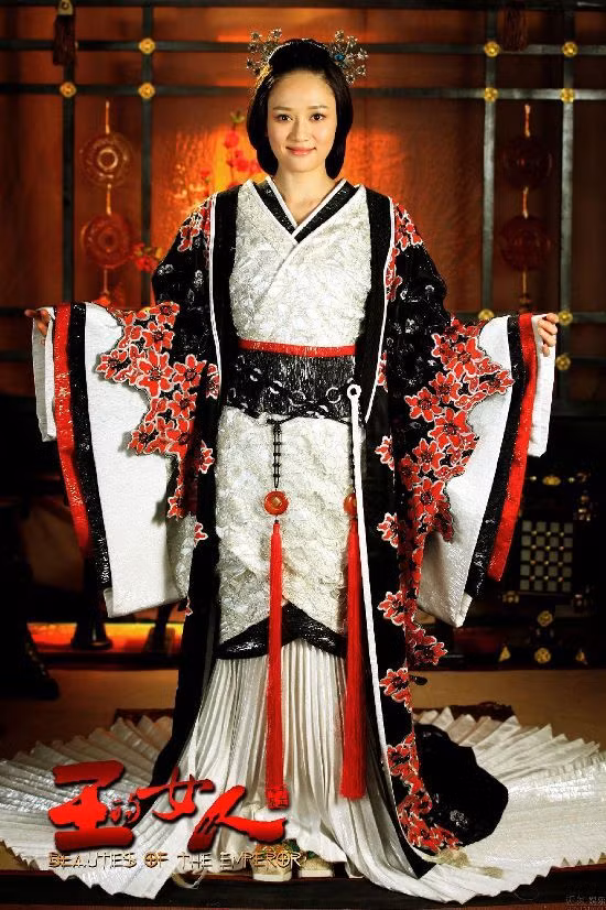 Sau khi Hán Cao Tổ Lưu Bang qua đời, Hán Huệ Đế Lưu Doanh lên kế ngôi. Theo đó, Lữ hậu trở thành Hoàng Thái hậu. Do Hán Huệ Đế Lưu Doanh mới 17 tuổi cộng thêm sức khỏe ốm yếu nên Hoàng Thái hậu Lữ Trĩ trở thành người nắm quyền lực trong cung.