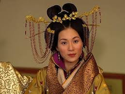 Vì vậy, Thích phu nhân chịu mọi khổ cực như bị bắt làm việc nặng nhọc khi bị xích sắt khóa 2 chân, sống trong căn phòng ẩm thấp...