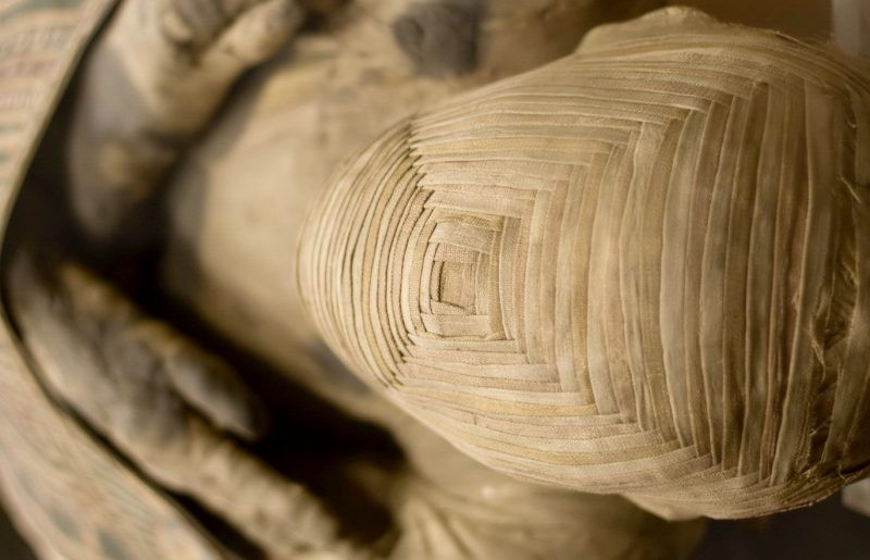 Một xác ướp được bảo quản cực tốt hiện được lưu giữ và trưng bày tại bảo tàng Louvre của Pháp. Điều khiến giới chuyên gia và công chúng chú ý là việc xác ướp có mặt nạ vuông vô cùng hiếm gặp.