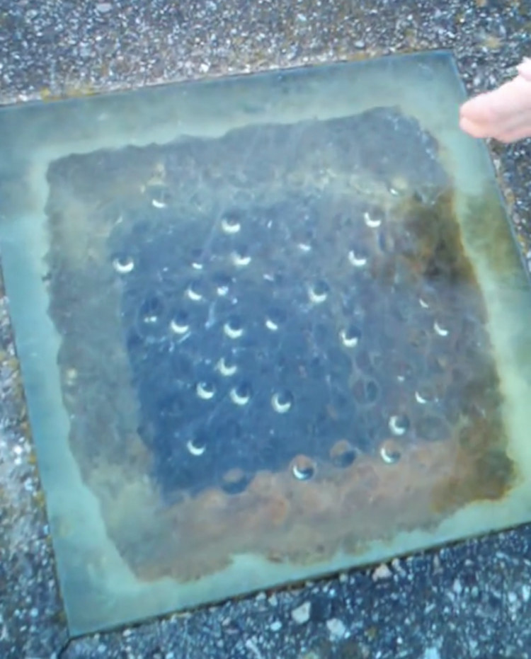 Hàng ngày, những người đi qua ngôi mộ có thể nhìn xuống phía dưới để xem người chết có "sống lại" hay không.