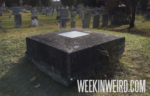 Kinh hãi ngôi mộ có thể nhìn thấy người chết trong quan tài Kinh hai ngoi mo co the nhin thay nguoi chet trong quan tai