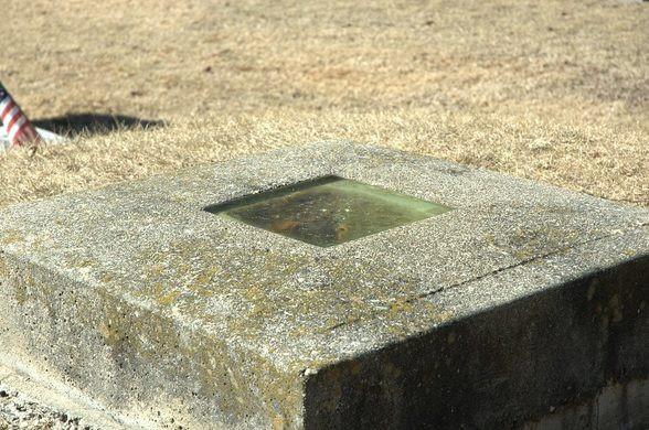 Khi qua đời vào dịp Haloween năm 1893, bác sĩ Smith được chôn cất trong ngôi mộ đặc biệt do chính ông dày công thiết kế.