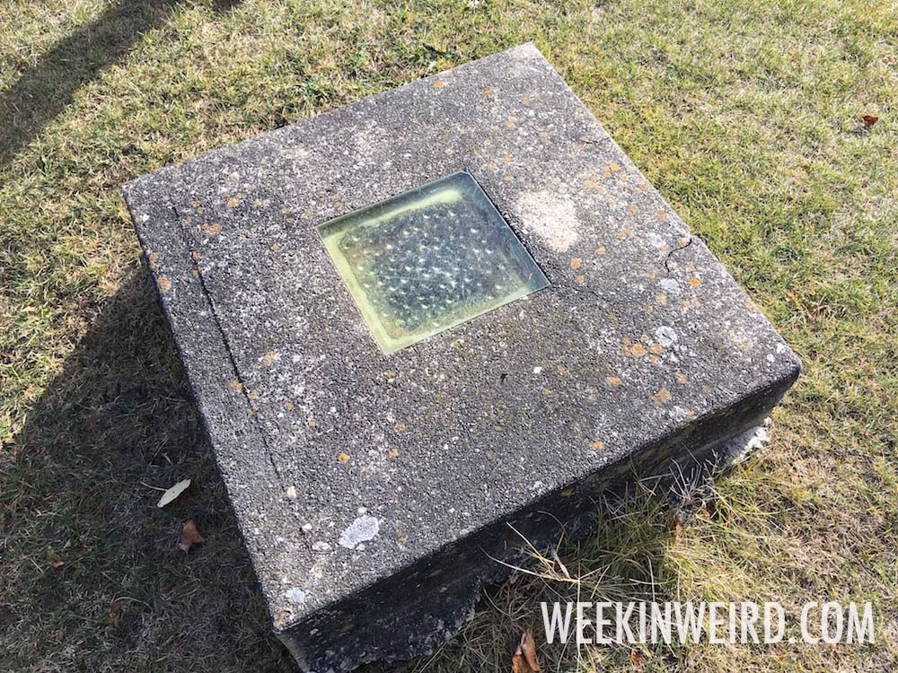 Sinh thời, bác sĩ Smith mắc hội chứng taphephobia (tức nỗi sợ bị chôn sống).