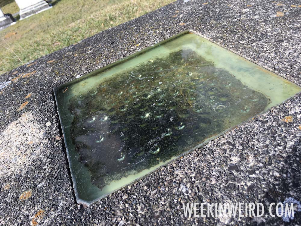 Ở giữa ô vuông đó là một tấm kính nhìn thẳng xuống quan tài ở bên dưới. Theo đó, người ở phía trên mặt đất có thể nhìn thấy gương mặt người chết.