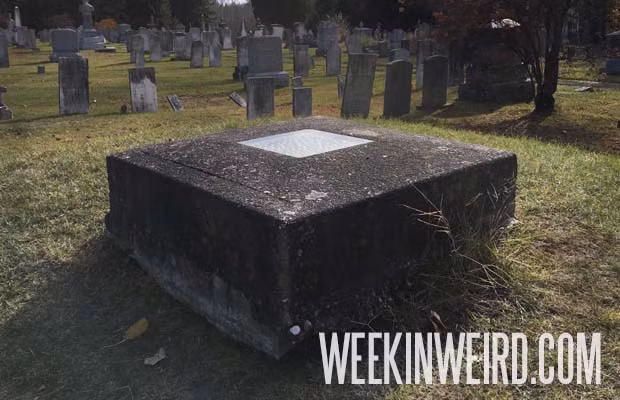 Nghĩa trang Evergreen ở West River, Vermont, Mỹ là địa điểm nổi tiếng thế giới khi tồn tại một ngôi mộ vô cùng đặc biệt.