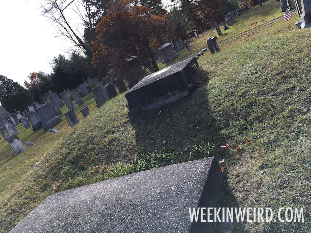 Cụ thể, ngôi mộ đặc biệt ấy thuộc về bác sĩ Timothy Clark Smith. Ông sống vào thế kỷ 19.