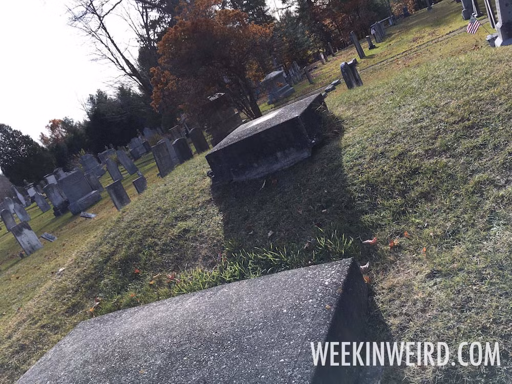 Cụ thể, ngôi mộ đặc biệt ấy thuộc về bác sĩ Timothy Clark Smith. Ông sống vào thế kỷ 19.