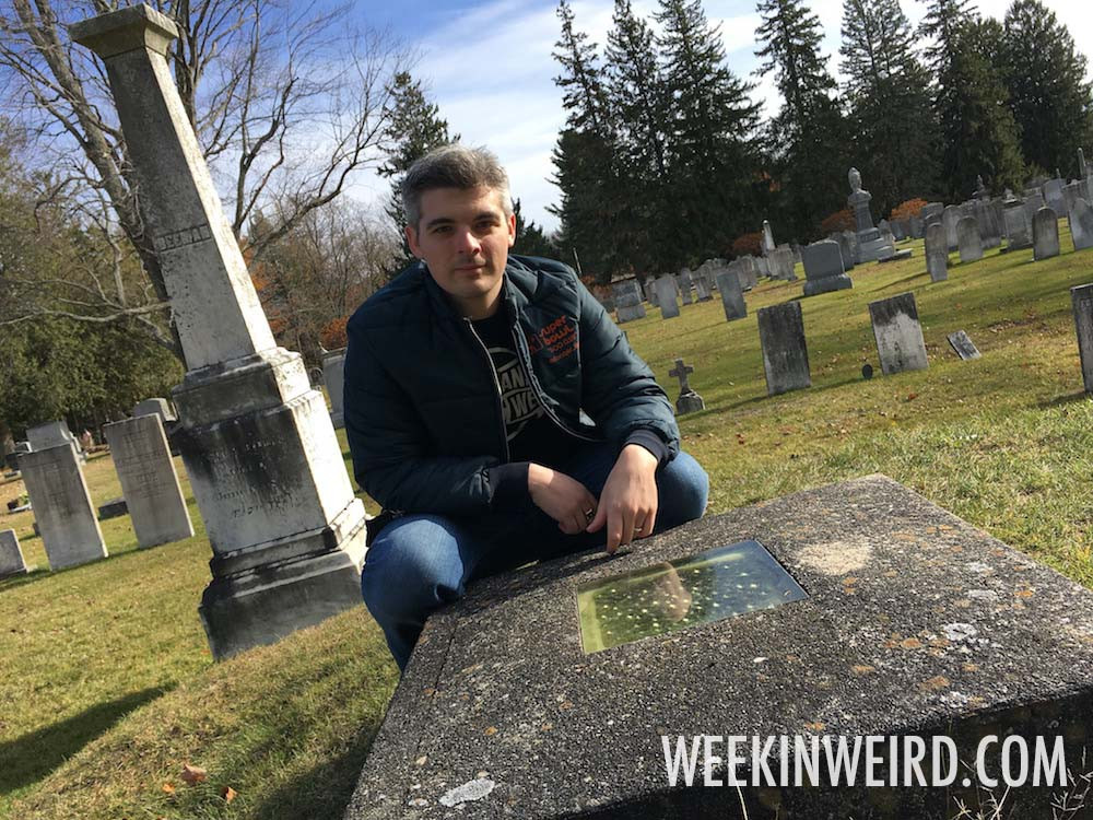 Theo đó, ngôi mộ mà bác sĩ Smith xây cho bản thân có hình dáng khá đơn giản khi chỉ là một khối bê tông hình vuông nhô cao hẳn so với mặt đất.