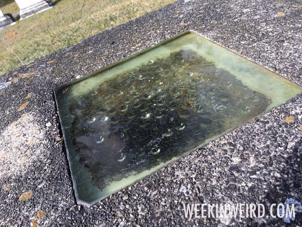 Ở giữa ô vuông đó là một tấm kính nhìn thẳng xuống quan tài ở bên dưới. Theo đó, người ở phía trên mặt đất có thể nhìn thấy gương mặt người chết.