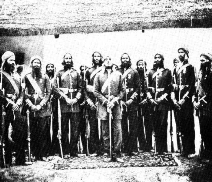 Trước khi diễn ra cuộc chiến trên, người người Sikh đóng quân tại Saragarhi với 1 phân đội gồm 1 hạ sỹ quan và 20 binh sỹ khác. Sĩ quan chỉ huy của phân đội là Havildar Ishar Singh.