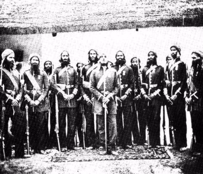 Trước khi diễn ra cuộc chiến trên, người người Sikh đóng quân tại Saragarhi với 1 phân đội gồm 1 hạ sỹ quan và 20 binh sỹ khác. Sĩ quan chỉ huy của phân đội là Havildar Ishar Singh.