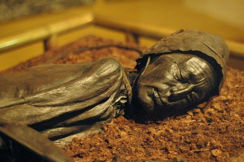 Các chuyên gia đã đặt tên cho xác ướp là Tollund Man. Xác ướp gây chú ý khi thi hài người chết nằm trong tư thế co ro cuộn tròn và có sợi dây quấn quanh cổ.