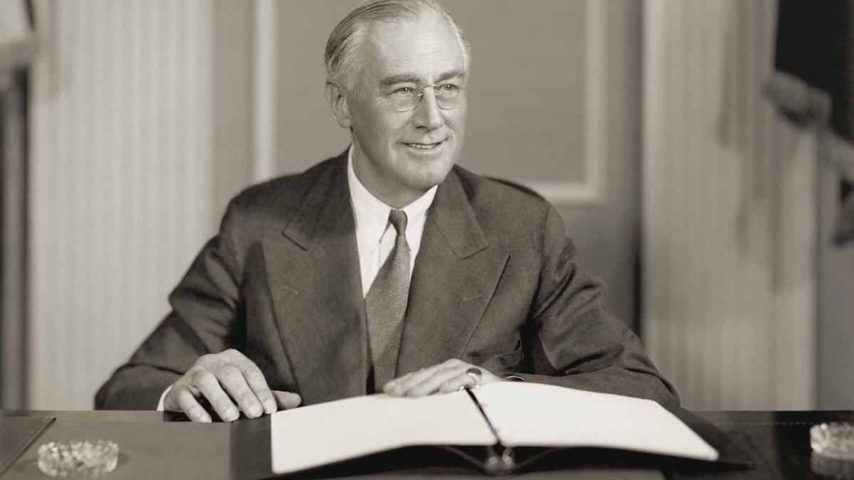 Ngày 20/1/1945, Franklin Delano Roosevelt bắt đầu nhiệm kỳ Tổng thống Mỹ thứ 4. Ông là chủ nhân Nhà Trắng từ năm 1933 và là Tổng thống duy nhất trong lịch sử Mỹ có 4 nhiệm kỳ liên tiếp.
