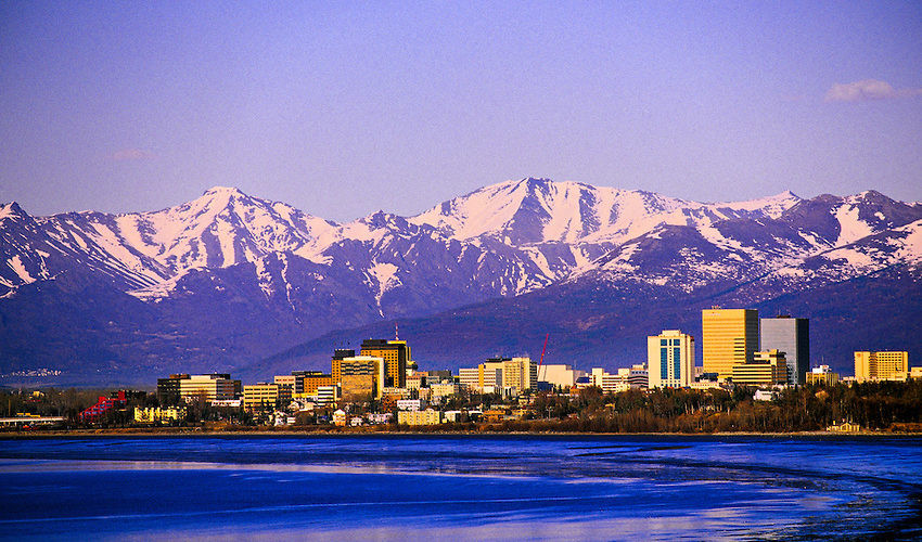 Vào ngày 3/1/1959, Alaska chính thức trở thành tiểu bang thứ 49 của Mỹ sau khi mua vùng đất này từ Nga với giá 7,2 triệu USD. Với diện tích 1,7 triệu km2, Alaska rộng gấp 2 lần tiểu bang Texas và là tiểu bang đông dân thứ 4 ở Mỹ.