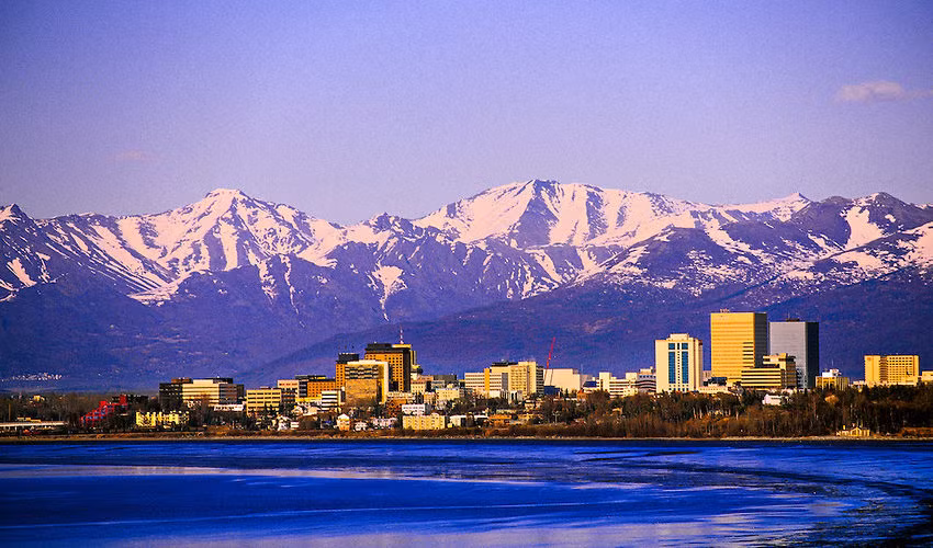 Vào ngày 3/1/1959, Alaska chính thức trở thành tiểu bang thứ 49 của Mỹ sau khi mua vùng đất này từ Nga với giá 7,2 triệu USD. Với diện tích 1,7 triệu km2, Alaska rộng gấp 2 lần tiểu bang Texas và là tiểu bang đông dân thứ 4 ở Mỹ.