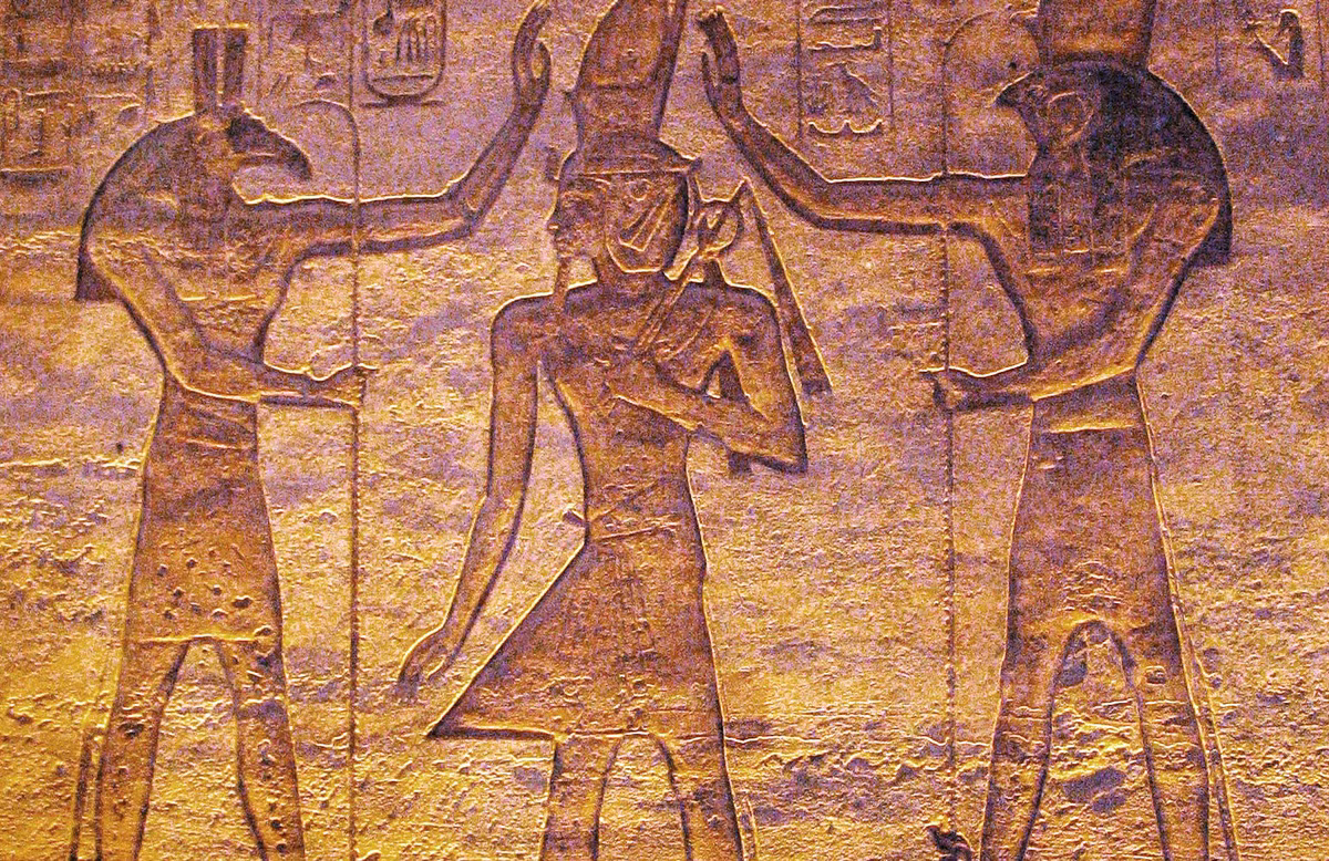 Cụ thể, Seth đúc một chiếc hòm đặc biệt rồi đem đến buổi tiệc của Osiris. Khi ấy, thần Seth thách đố sẽ tặng cỗ hòm này cho người nào nằm vào vừa nhất.