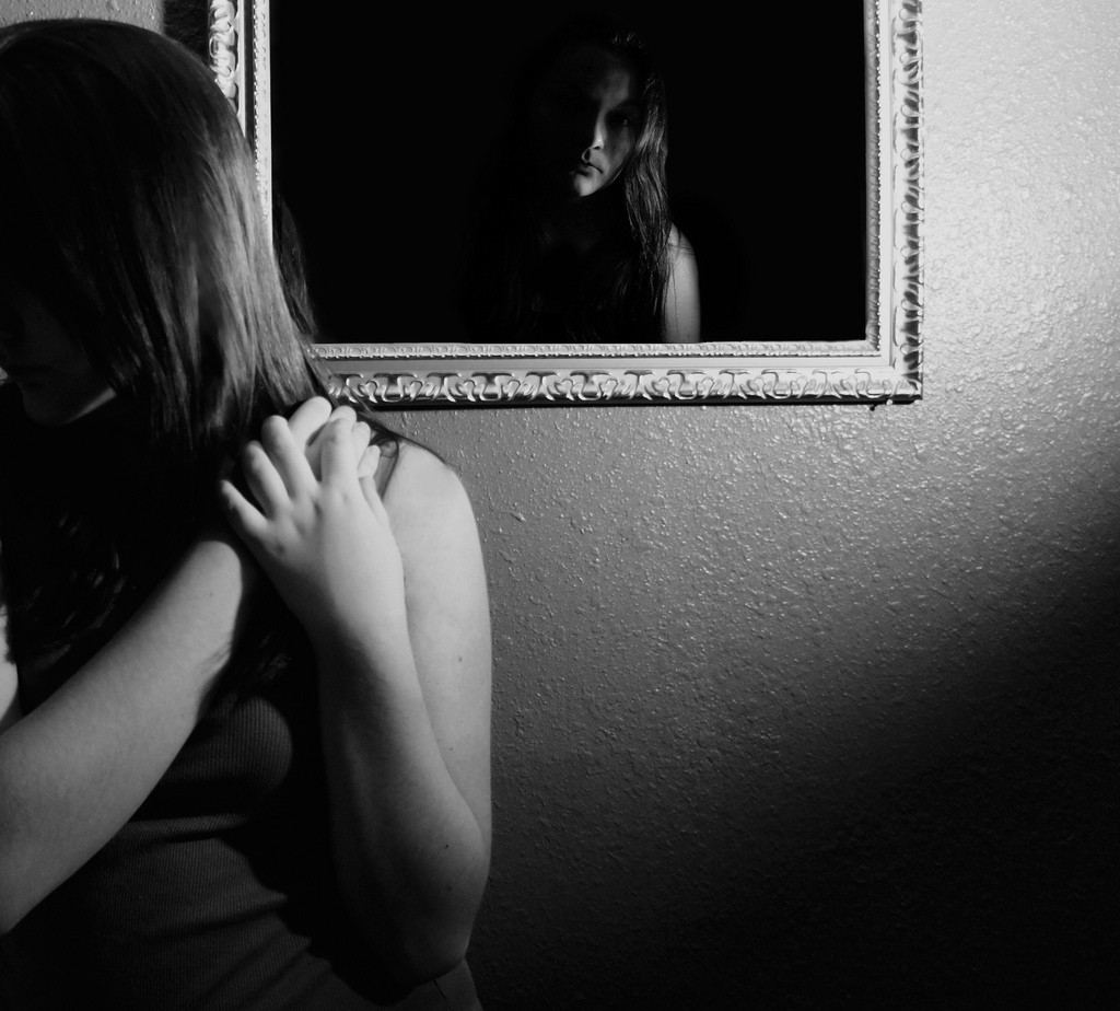 Người mắc chứng sợ soi gương có những ám ảnh với việc sẽ xảy ra điều xấu nếu như tiếp xúc với đồ vật này như nhìn vào gương sẽ bị thế lực siêu nhiên cuốn vào bên trong...