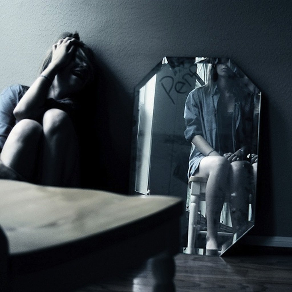 Đối với nhiều người, soi gương là một điều hết sức bình thường. Tuy nhiên, một số người lại mắc chứng bệnh Eisoptrophobia - sợ soi gương.