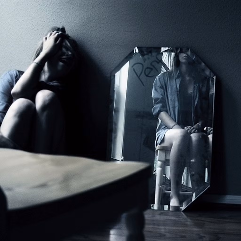 Đối với nhiều người, soi gương là một điều hết sức bình thường. Tuy nhiên, một số người lại mắc chứng bệnh Eisoptrophobia - sợ soi gương.