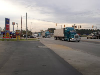 Để lái những chiếc xe tải chở vũ khí và vật liệu hạt nhân, người lái xe phải đáp ứng những yêu cầu như phải có kinh nghiệm trong công việc bảo mật với độ nguy hiểm cao.