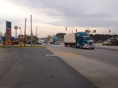 Để lái những chiếc xe tải chở vũ khí và vật liệu hạt nhân, người lái xe phải đáp ứng những yêu cầu như phải có kinh nghiệm trong công việc bảo mật với độ nguy hiểm cao.