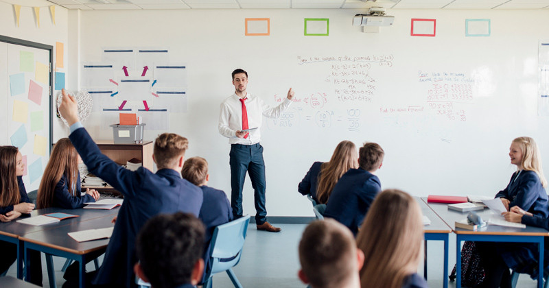 O nuoc ngoai, giao vien phai dap ung tieu chuan khat khe nao?