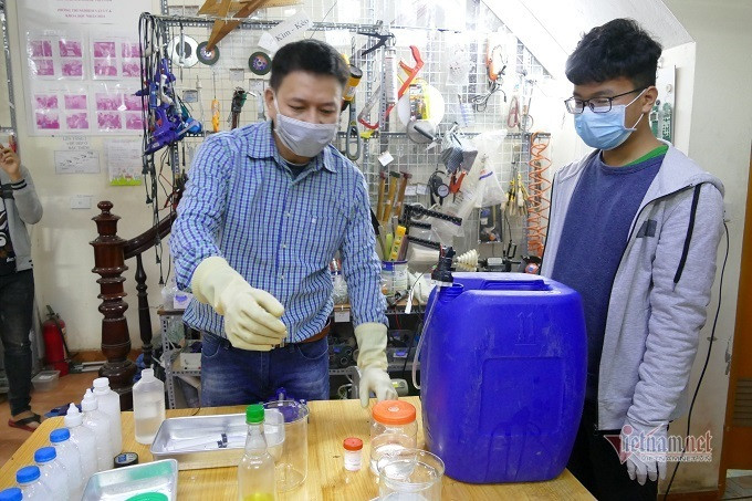 Thay giao tu pha che nuoc rua tay kho, tang 600 chai cho nguoi dan