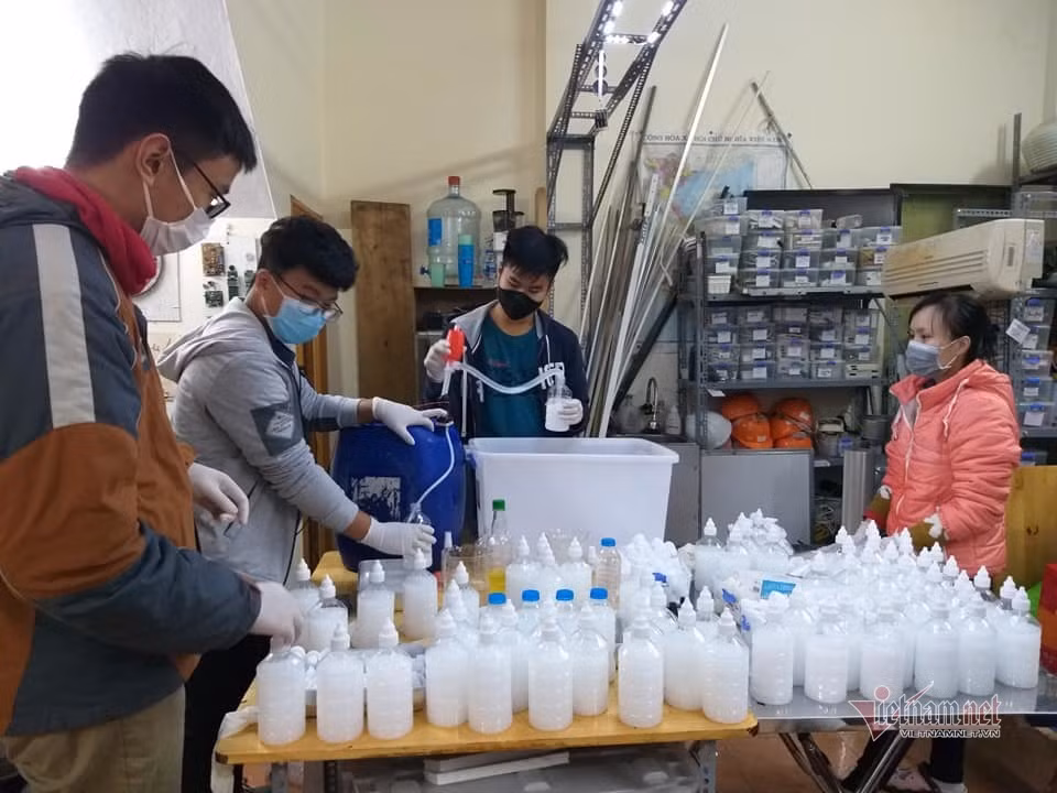 Thầy giáo tự pha chế nước rửa tay khô, tặng 600 chai cho người dân - Hình 4 Thay giao tu pha che nuoc rua tay kho, tang 600 chai cho nguoi dan-Hinh-4
