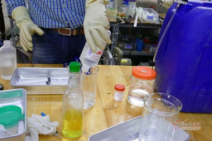 Thay giao tu pha che nuoc rua tay kho, tang 600 chai cho nguoi dan-Hinh-2