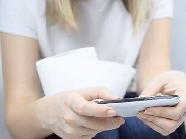 Hiem hoa khon luong tu viec su dung dien thoai trong nha ve sinh