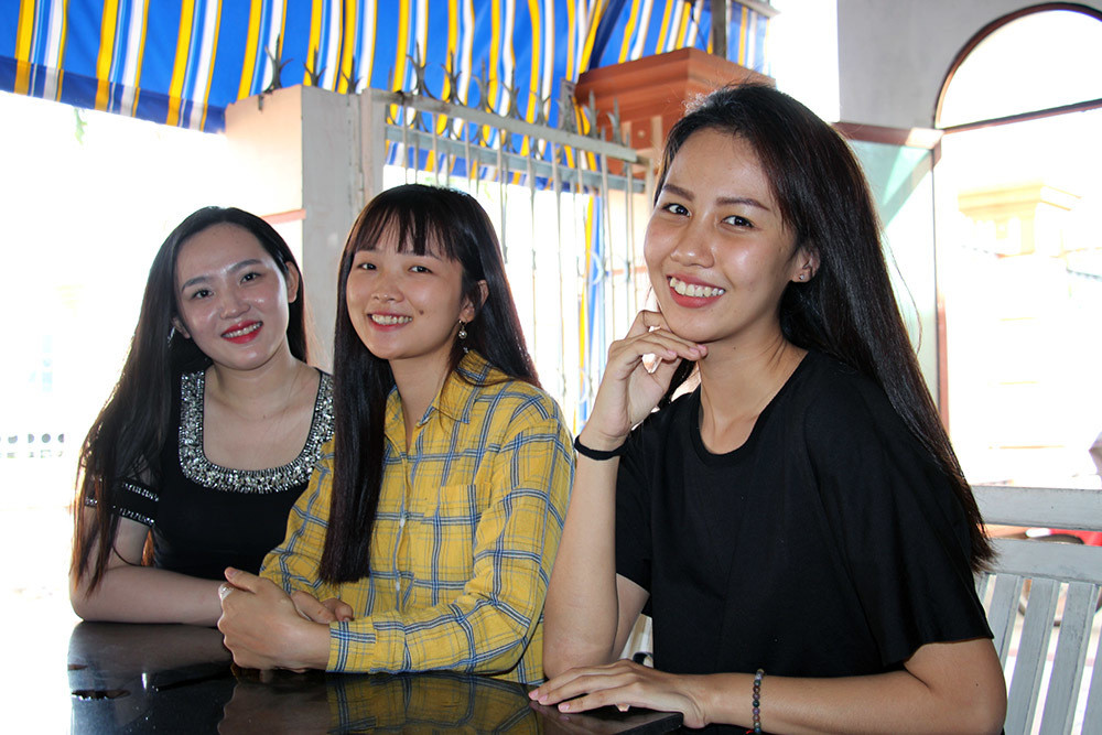 Tỉnh Hậu Giang đã phát lệnh gọi nhập ngũ hơn 1.000 tân bình trong đó có 3 nữ tân binh. Đó là 3 cô gái Nguyễn Minh Thư (24 tuổi, xã Phú An, thị trấn Một Ngàn, huyện Châu Thành A), Trần Hồng Lê (23 tuổi, ngụ huyện Vị Thủy) và Lê Thị Anh Thư (23 tuổi, ở Long Thạnh, huyện Phụng Hiệp). (Ảnh: Vietnamnet).