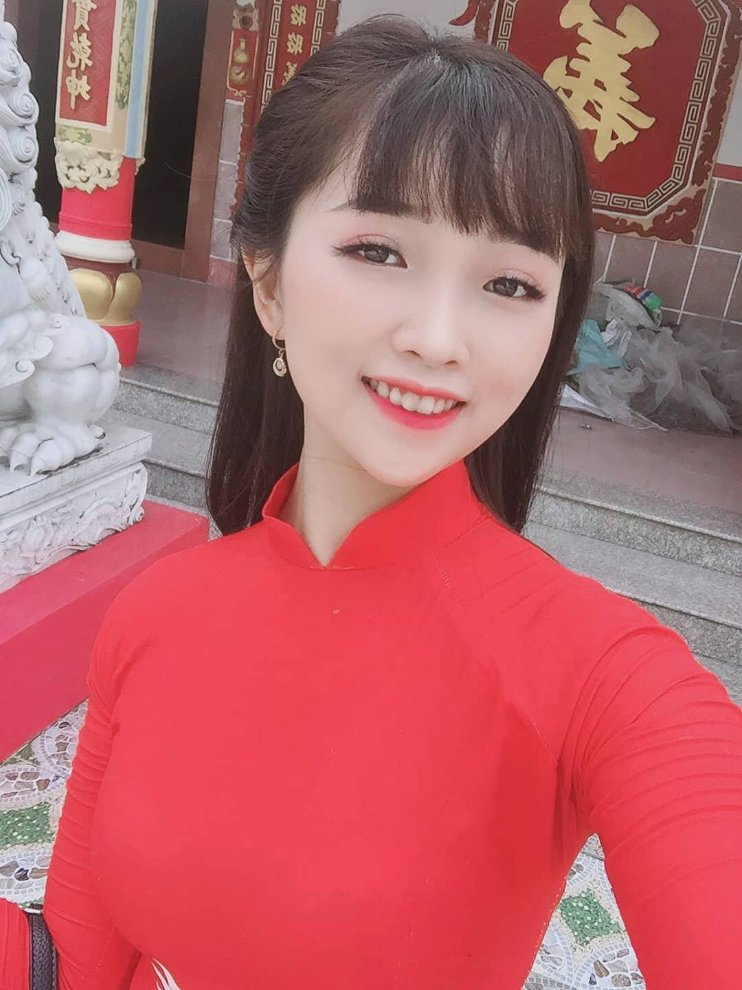 Trần Hồng Lê hiện đang làm việc cho 1 nhà thuốc ở Hậu Giang. Cách đây 2 năm, Hồng Lê tốt nghiệp cao đẳng ngành Dược của Trường Cao đẳng Cộng đồng Hậu Giang. Đang có việc làm và thu nhập ổn định, song Hồng Lê vẫn viết đơn tự nguyện đăng ký nghĩa vụ quân sự.