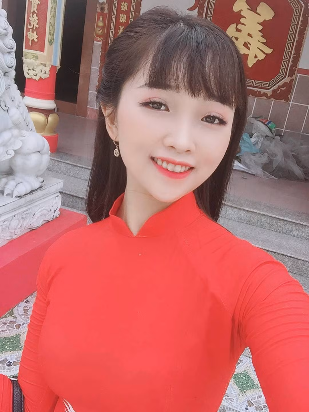 Trần Hồng Lê hiện đang làm việc cho 1 nhà thuốc ở Hậu Giang. Cách đây 2 năm, Hồng Lê tốt nghiệp cao đẳng ngành Dược của Trường Cao đẳng Cộng đồng Hậu Giang. Đang có việc làm và thu nhập ổn định, song Hồng Lê vẫn viết đơn tự nguyện đăng ký nghĩa vụ quân sự.