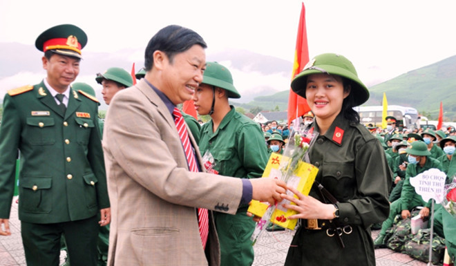 Trong số 1.300 thanh niên lên đường nhập ngũ, bảo vệ Tổ quốc tại Thừa Thiên - Huế, có một bóng hồng tình nguyện lên đường tòng quân. Cô gái tên Trần Thị Chung (xã Xuân Lộc, huyện Phú Lộc, Thừa Thiên - Huế). Chung là thiếu nữ duy nhất, có mặt trong 184 thanh niên của huyện Phú Lộc lên đường nhập ngũ. Cùng với 19 thanh niên ưu tú của huyện Phú Lộc, cô gái Trần Thị Chung được giao quân vào lực lượng nghĩa vụ của Công an nhân dân. (Ảnh: Thanh Niên).